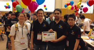 Tim WWW foto bersama nomer meja mereka